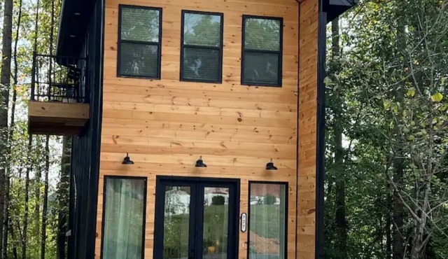 Cordial chalet with a balcony to have coffee with the squirrels