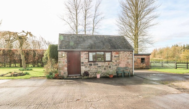 CORDWAINER COTTAGE, romantic, character holiday cottage in Bagnall