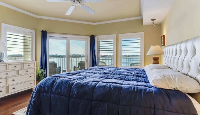 Cori Noel 301 | Expansive Balcony | Outdoor Pool
