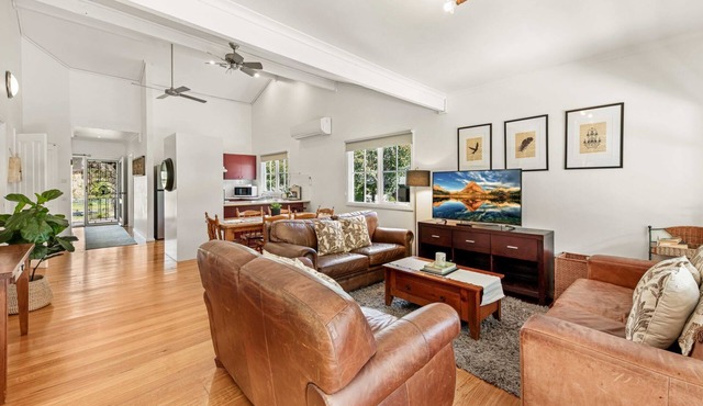 Corinda Cottage - 4 bedroom pet friendly five minute walk to town and Ovens River.