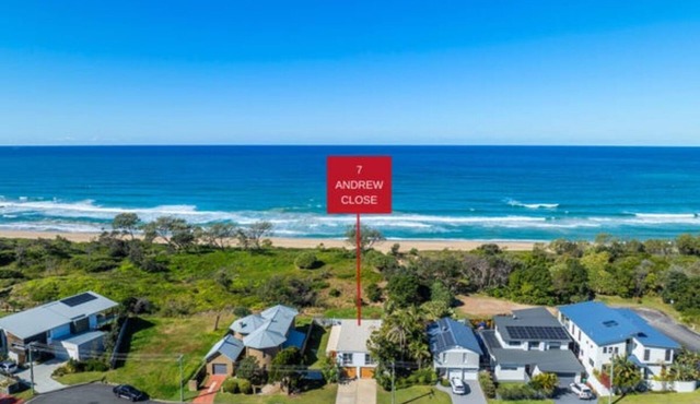 Corindi Beach House - oceanfront sandy toes salty breezes