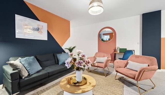 Corinium Lodge - town centre apartment