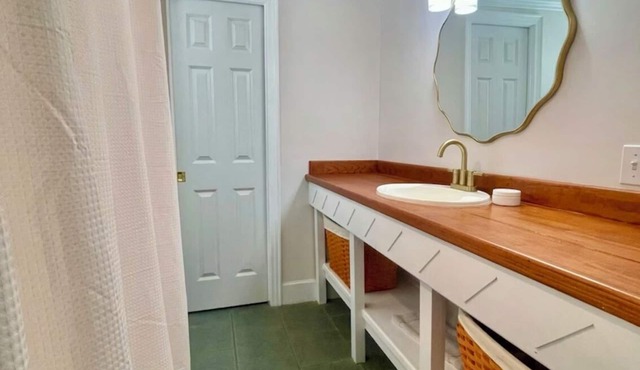 Cork Ferry Cottage, water views, near multiple Phoebe Putney locations