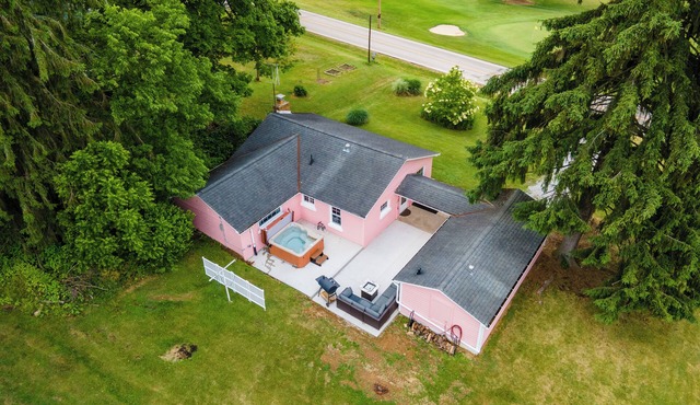 Corky's - Sleeps 8/Hot tub/Golf views in the heart of Mohican State Park!