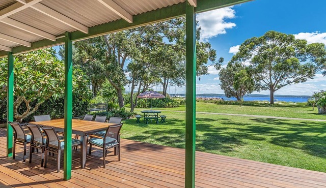 Corlette waterfront accomodation