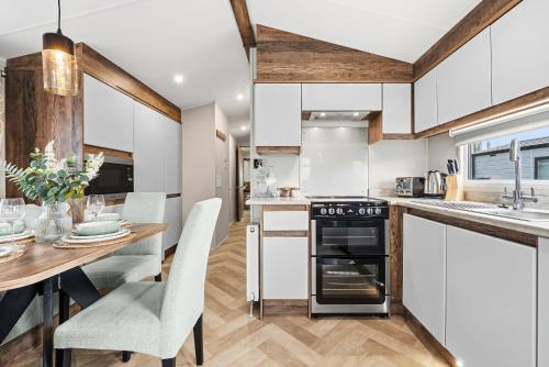 Cormorant View - Luxury Lodge with Hot Tub Hayling Island Sleeps 6