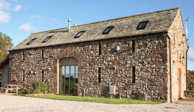 CORN RIGG COTTAGE, pet friendly, with open fire in Langwathby