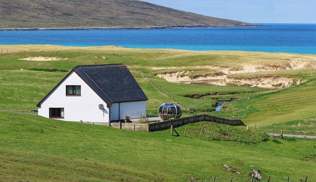 CORNCRAKE COTTAGE, pet friendly, luxury holiday cottage in Leverburgh