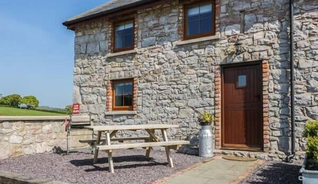 CORNEL CLYD, family friendly, character holiday cottage in Abergele