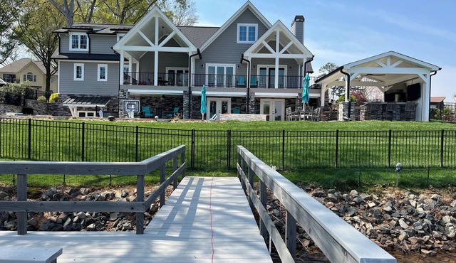 Cornelius Lakefront, private pool, hot tub, game room and outdoor kitchen.