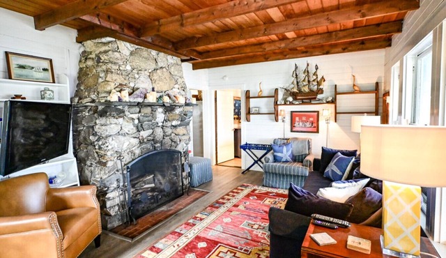 Cornell Lane Cottage: Oceanfront Retreat with Private Dock & Stunning Linekin Bay Views