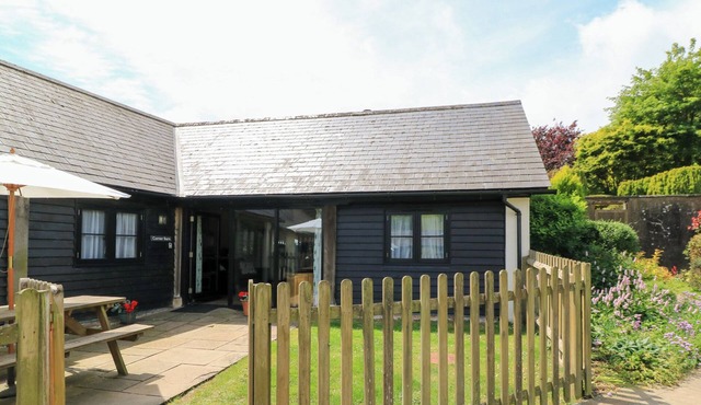 CORNER BARN, pet friendly, with open fire in Winterborne Stickland