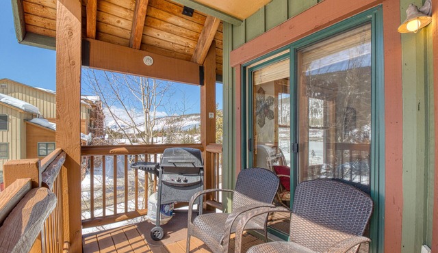 Corner condo with hot tub & private washer/dryer - steps from the slopes