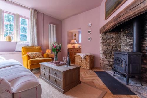 Corner Cottage with Hot Tub & Parking