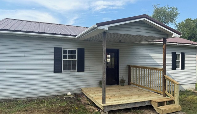 Corner Cottage 2 bedroom pets welcome and close to downtown