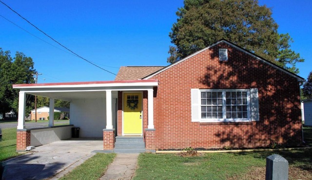 Corner Cottage - 2BR, Close to Lake, Restaurants!