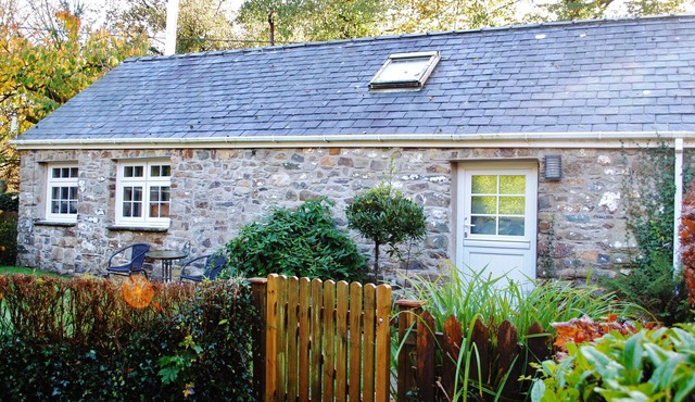 CORNER COTTAGE, pet friendly, with pool in Maenclochog