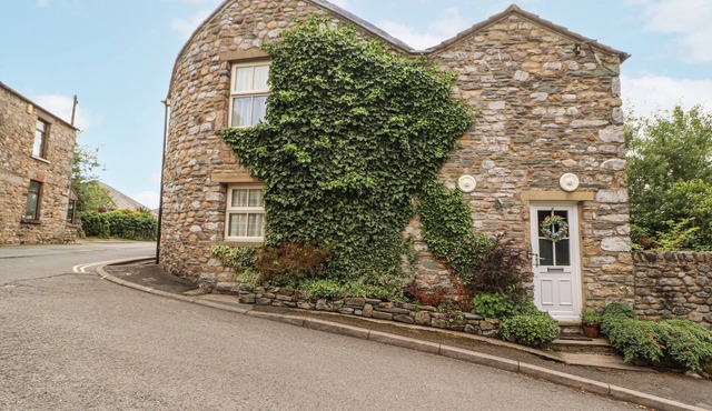 CORNER COTTAGE, pet friendly, character holiday cottage in Ingleton