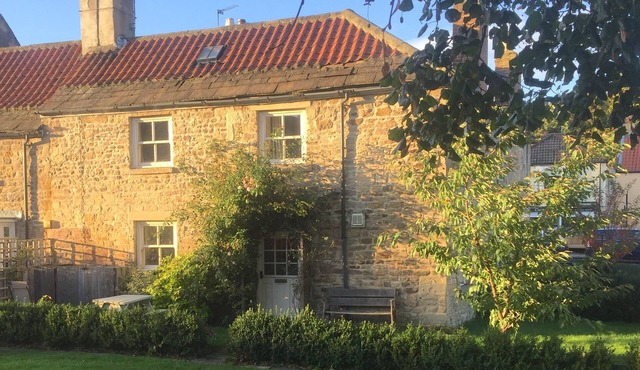 CORNER COTTAGE, pet friendly, character holiday cottage in Staindrop