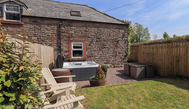 CORNER COTTAGE, pet friendly, character holiday cottage in Penrith