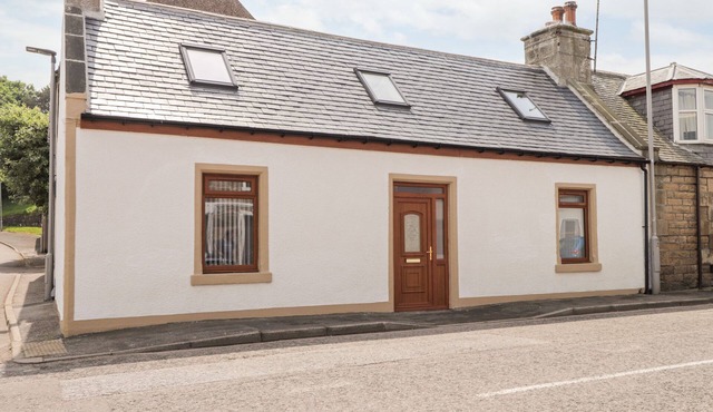CORNER COTTAGE, pet friendly, country holiday cottage in Portgordon