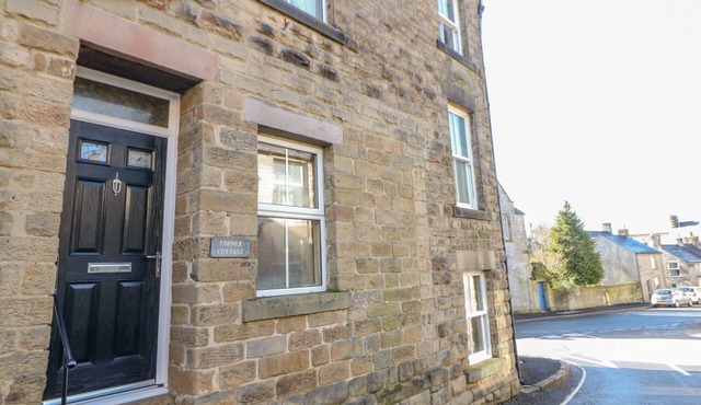 CORNER COTTAGE, pet friendly in Tideswell