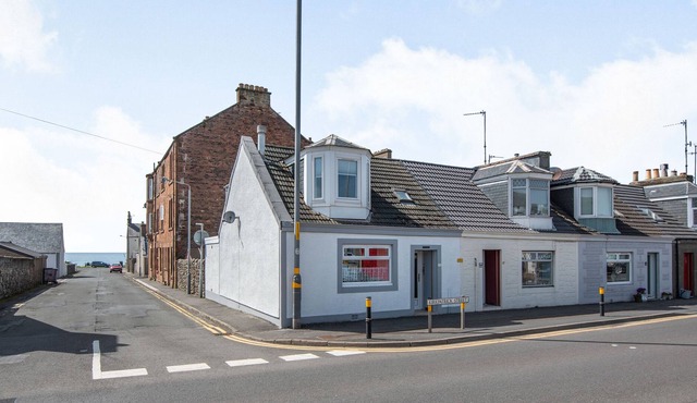 CORNER COTTAGE, pet friendly, country holiday cottage in Girvan