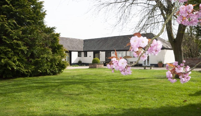 CORNER COTTAGE, pet friendly, with a garden in Shaftesbury