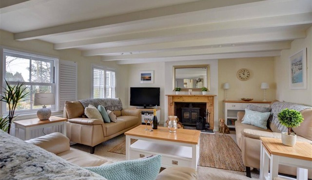 Corner Cottage - Three Bedroom House, Sleeps 6