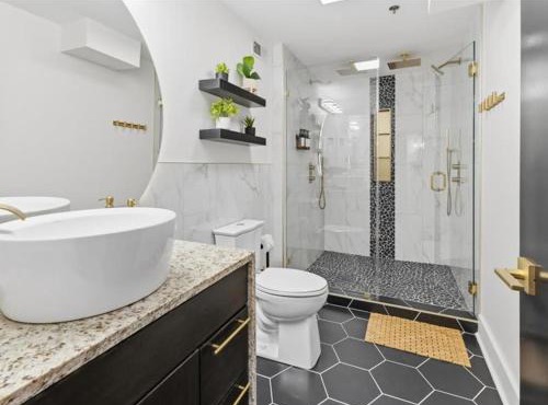 Corner Flat off Meridian - Walk Anywhere Downtown
