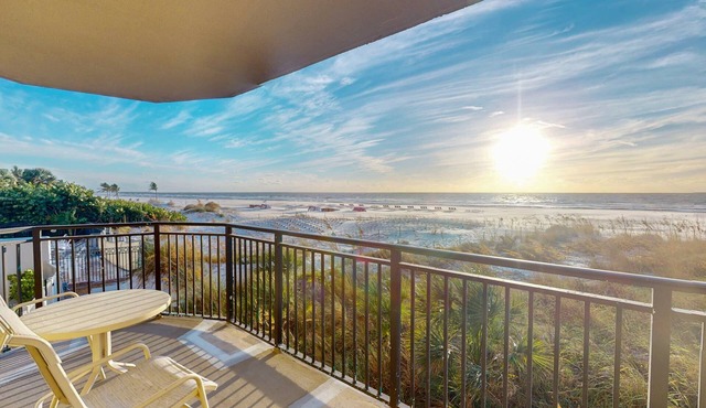 Corner Gulf-front 2BR at Vistas on the Gulf. Heated Pool & Hot Tub. Double Balcony. On the Beach!