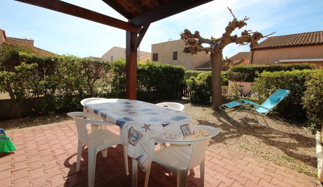 Corner holiday home, sleeps 5, 150 metres from the beach, secure LES SENTOLINES residence without.