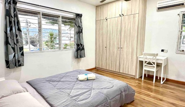 Corner Homestay with Garden and Private Parking