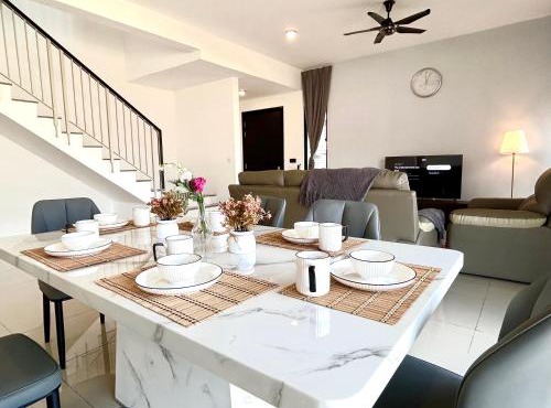 Corner House BBR fit 1-14 Pax near Setia Alam SCCC