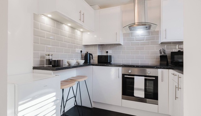 Corner House - Bright 2BD in Cheltenham