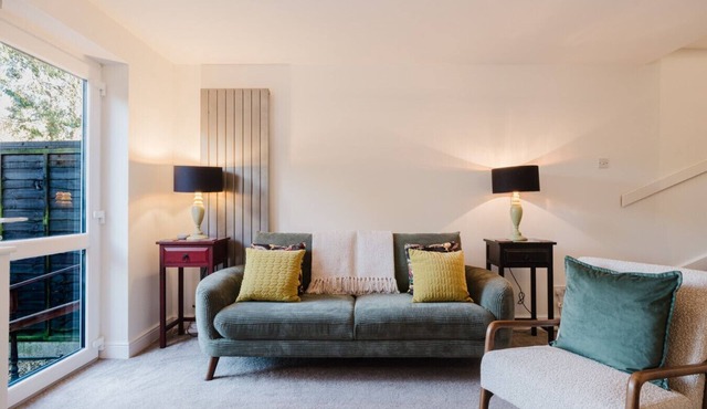 Corner House - Bright 2 Bed in Cheltenham