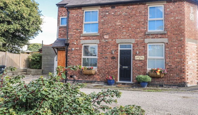 CORNER HOUSE COTTAGE, pet friendly in Ilkeston