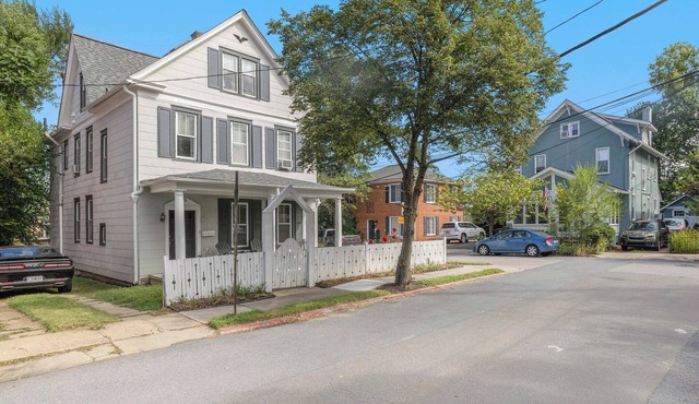 Corner House - Cozy Five Star 2 Bedroom Suite. Downtown and Stadium. Parking!