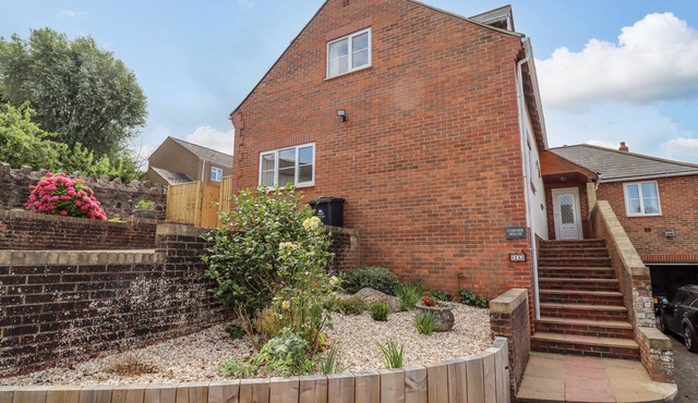 CORNER HOUSE, pet friendly, with a garden in Cinderford