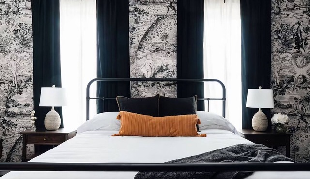 Corner King Room at The Painted Lady! Pet-Friendly, Free Parking!