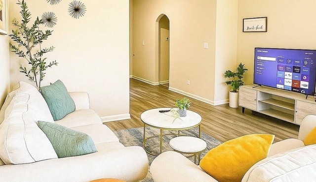 Corner Lot Home. Pet OK. Extended stay welcome