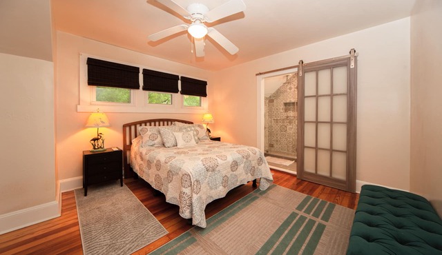 Corner lot, walk to stadium, USNA, downtown, cafes, shops, free street parking,