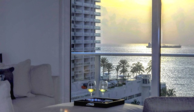 Corner Penthhouse, only steps to the beach