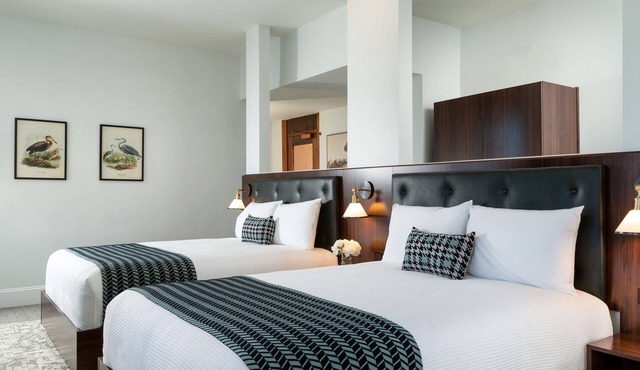 Corner Room w/Gorgeous City Views Free Wifi, Close to Restaurants, Shops & More!