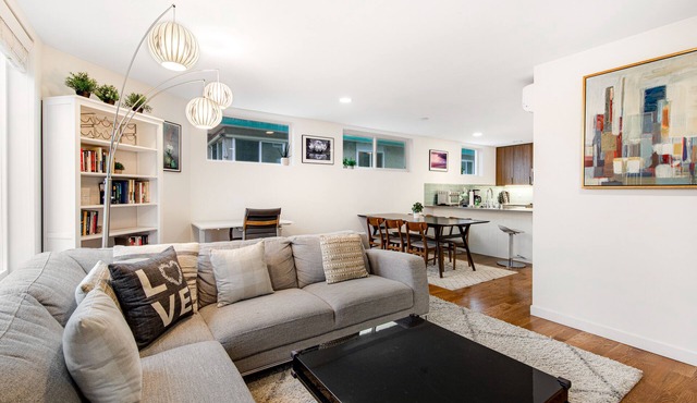 Corner Townhome with Rooftop Deck - Free WiFi & Washer/Dryer - Walker’s Paradise