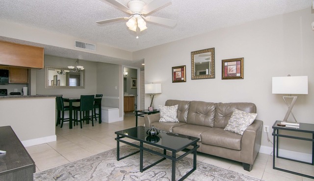Corner Unit - 2 bedroom 2 bath - Close to downtown Tampa