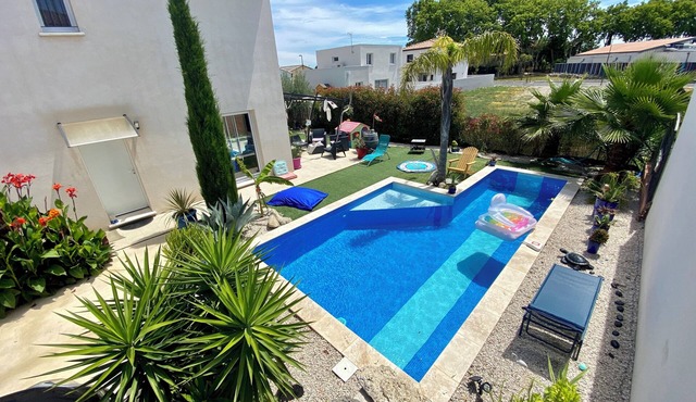 Corner villa + 8m swimming pool + 5s jacuzzi + 15m from the beach & town center