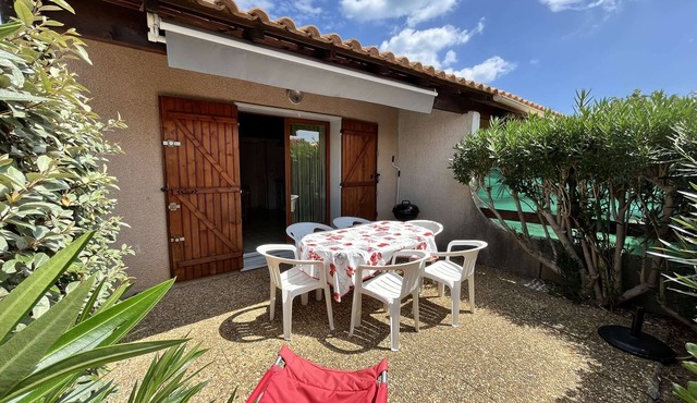 Corner villa located in a secured residence with pool, for 5 persons, at only 400m from the beach.