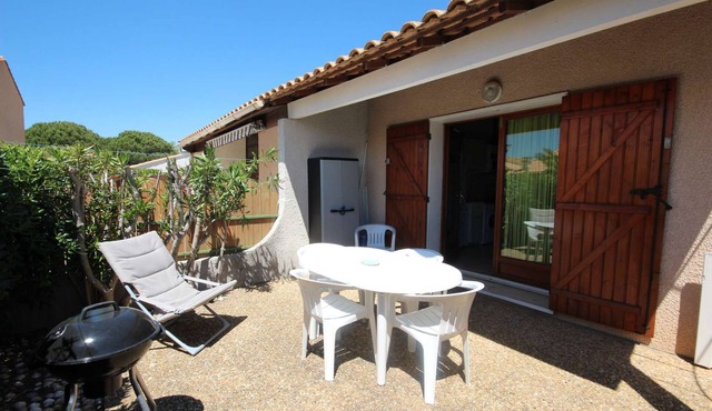 Corner villa located in a secured residence with pool, Airco, new renovated, 400m from the beach.