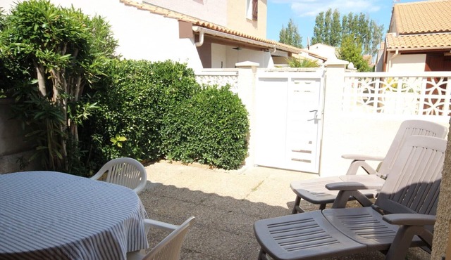 Corner villa located in a secured residence with pool, for 4 people, at only 400m from the beach.